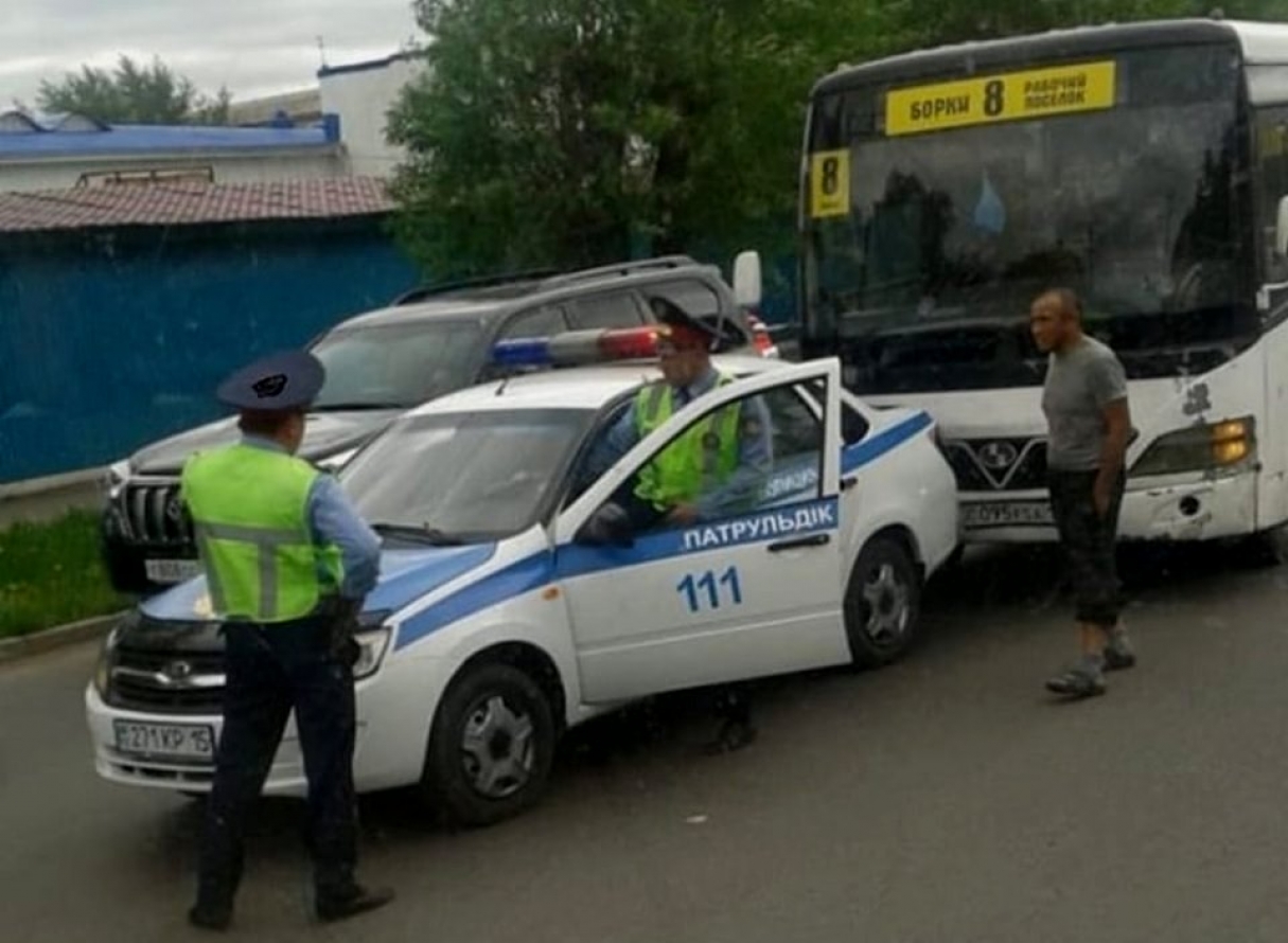 Автобус въехал в патрульную машину в Петропавловске (фото) » Лента новостей  Казахстана - Kazlenta.kz