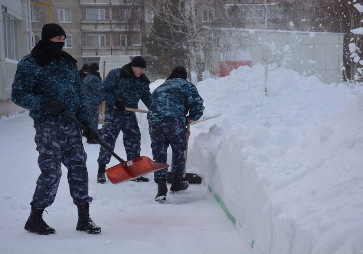 В СКО полицейские в выходные дни помогали жителям убирать снег (Фото,  видео) » Лента новостей Казахстана - Kazlenta.kz