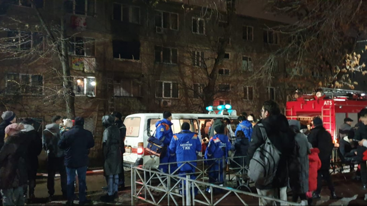 В Алматы пожарные спасли ребенка из горящей квартиры