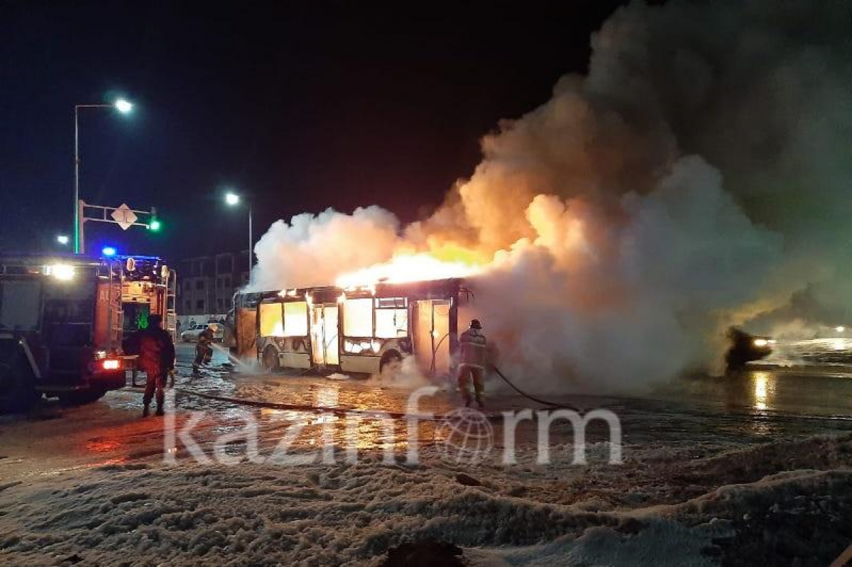 Пассажирский автобус горит близ столицы