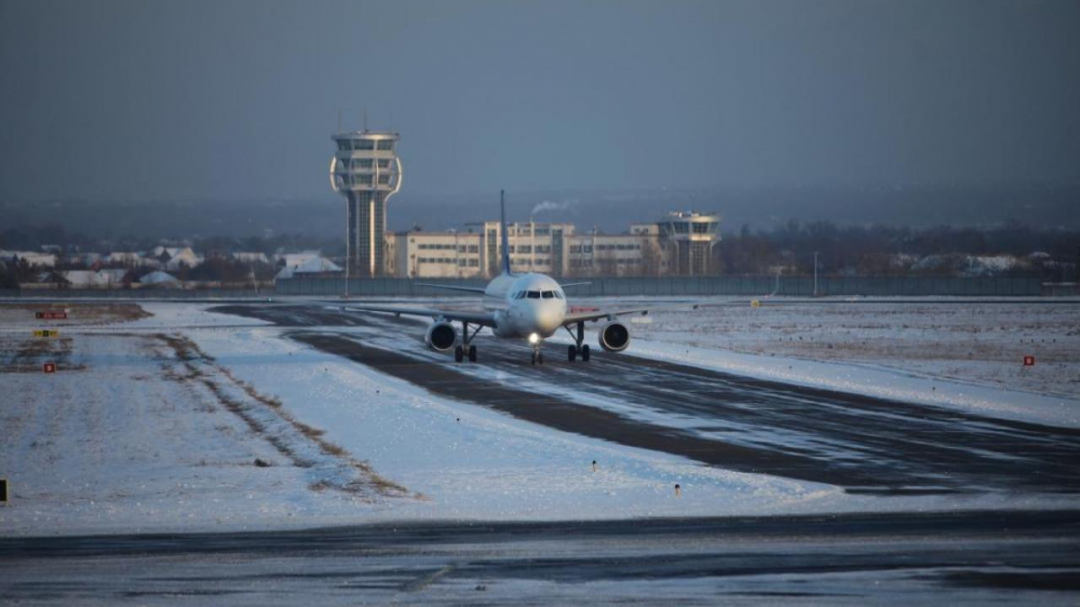 Погода аэропорт тараз. Тараз Казахстан аэропорт. Аэропорт Алматы зима. Казахстан аэропорт зимой. Алматы аэропорт зимой.