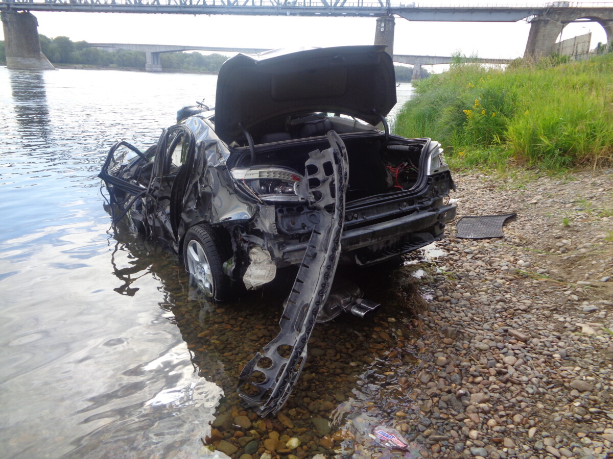 Авто пробило ограждение моста и упало реку в Семее: водитель погиб » Лента  новостей Казахстана - Kazlenta.kz