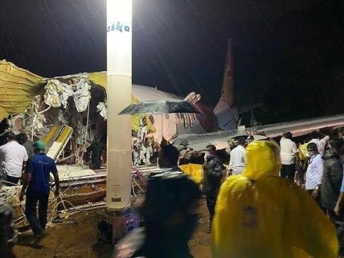 Самолет потерпел крушение при посадке в Индии (Видео)