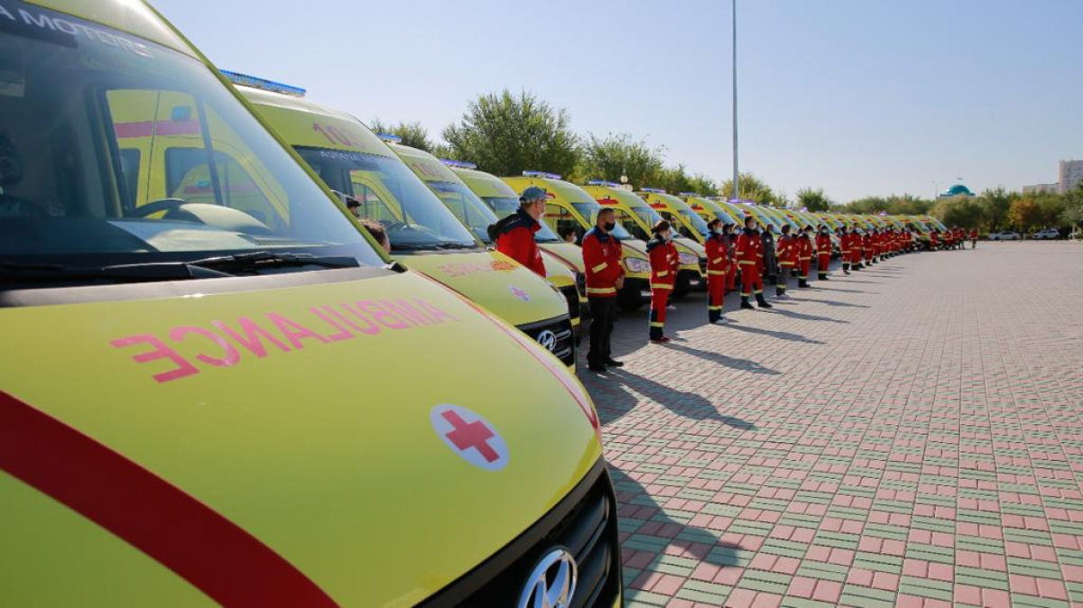 В Атырау ко Дню города медикам вручили 22 машины скорой медицинской помощи