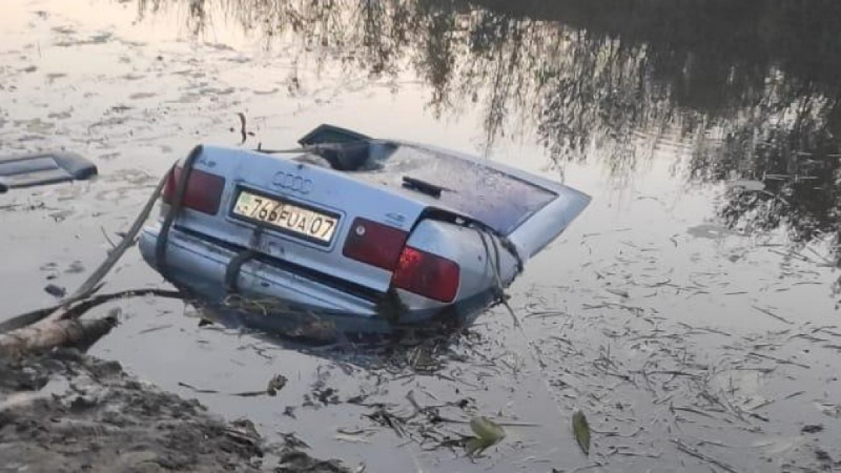 Трое детей погибли в утонувшей в реке машине близ Уральска