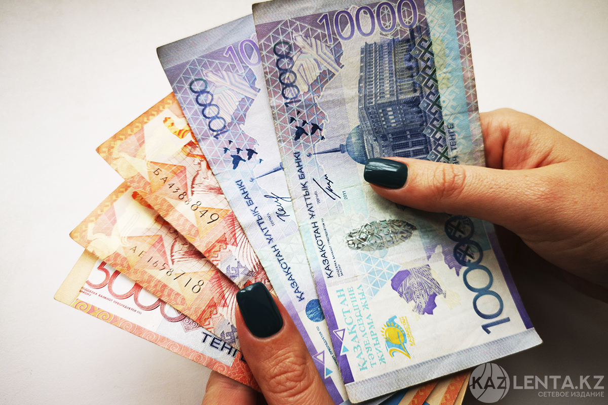 Казахстанцы отправили за рубеж почти втрое больше денег, чем получили оттуда