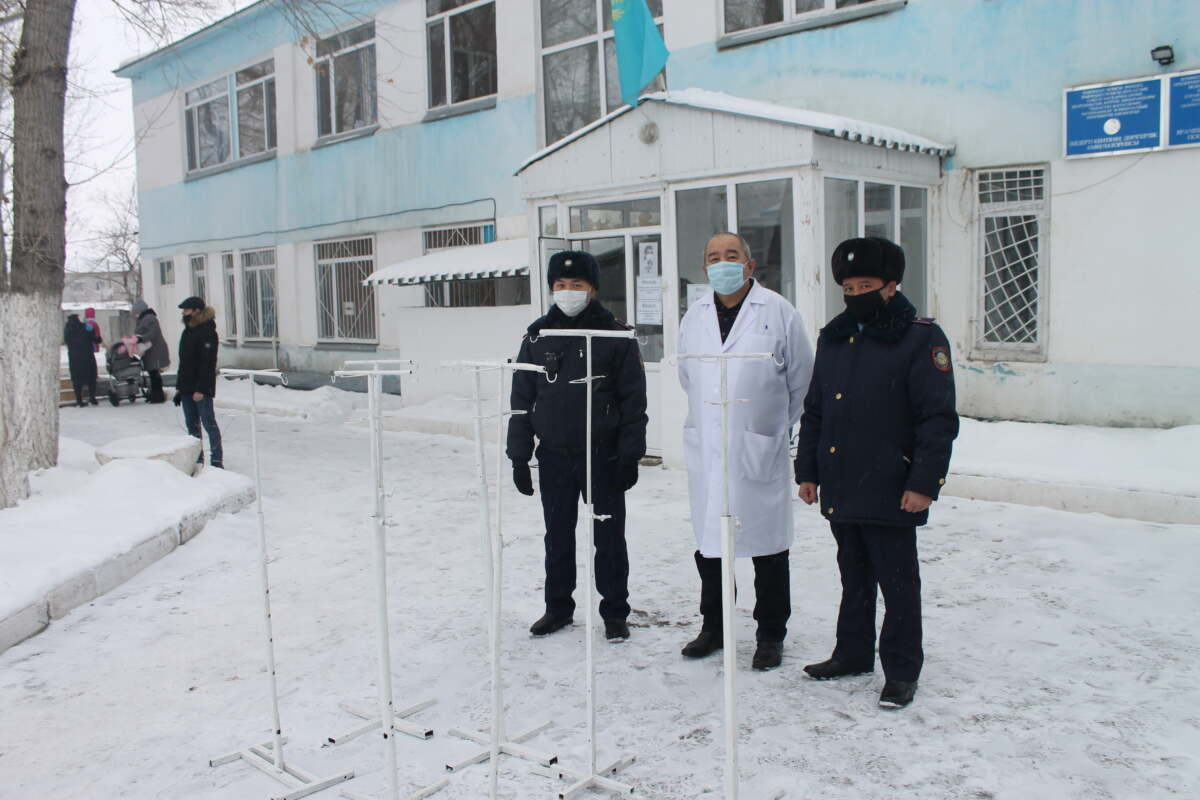 Стойки для капельниц подарили осужденные больнице в Павлодарской