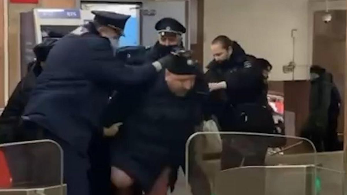 Промеса задержала полиция. Полицейский в метро.