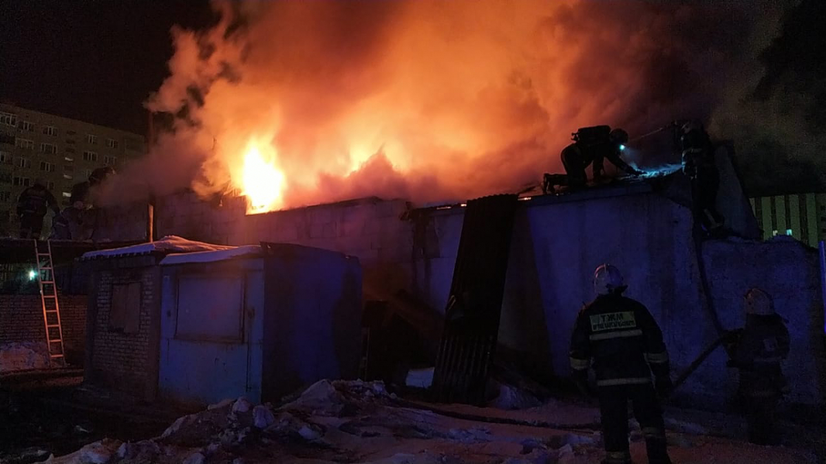 42 огнеборца и 10 единиц техники тушили пожар в здании столовой в Караганде