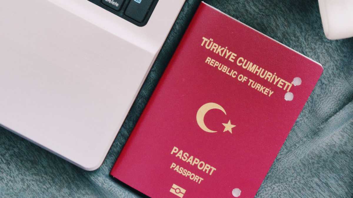 Гражданку Турции наказали за двойное гражданство в Алматы