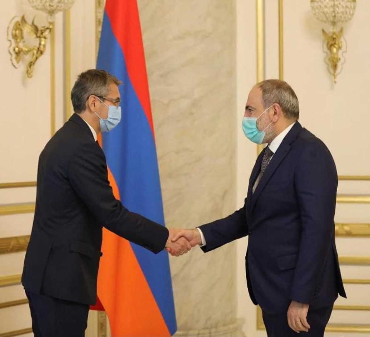 Посол Казахстана встретился с и.о. Премьер-министра Армении Николом Пашиняном