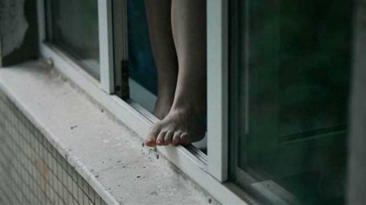 18-летняя девушка выпрыгнула из окна многоэтажки в Атырау