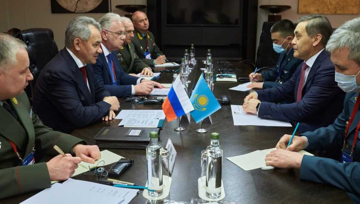 Вопросы двустороннего сотрудничества обсудили министры обороны Казахстана и России