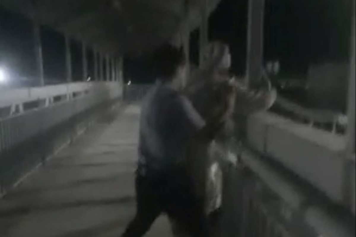 Полицейские спасли молодую женщину, пытавшуюся спрыгнуть с моста