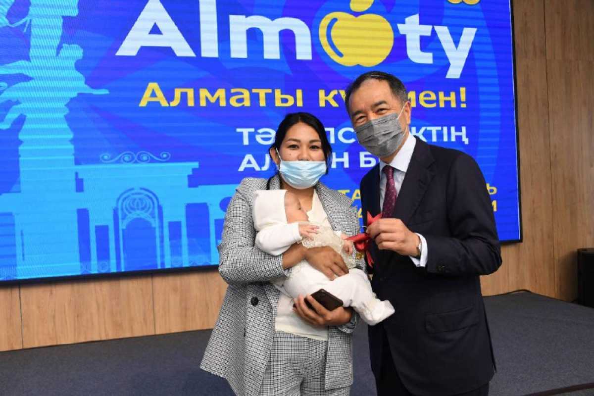 В День города многодетная семья двухмиллионной жительницы Алматы получила квартиру