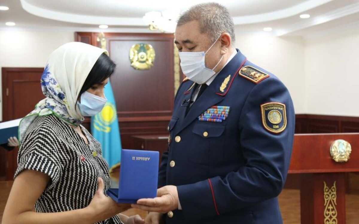 Министр внутренних дел вручил госнаграды семьям погибших полицейских при стрельбе в Алматы