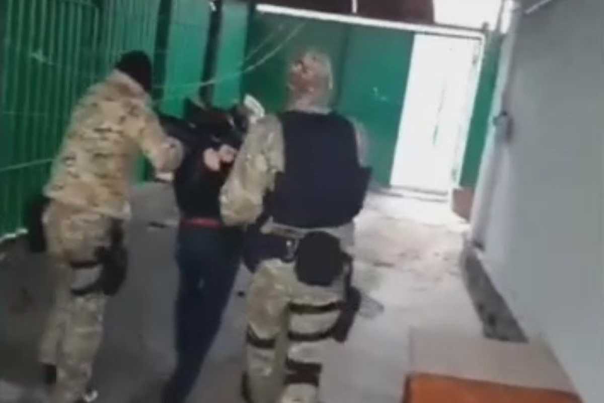 Конвоирование осужденных. Полицейские избили дебошира в саратове. Сизо истра. Избиение полицейских в москве. Изолятор в полиции.