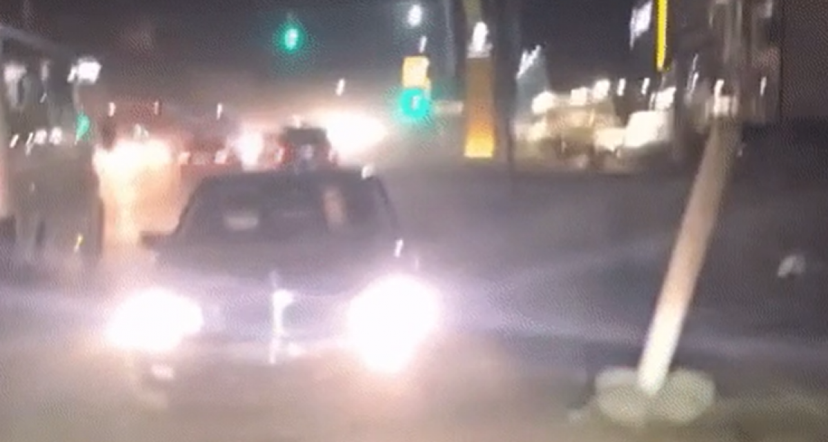 Полицейский выехал на встречку и едва не врезался в машину под Алматы: инцидент сняли на видео