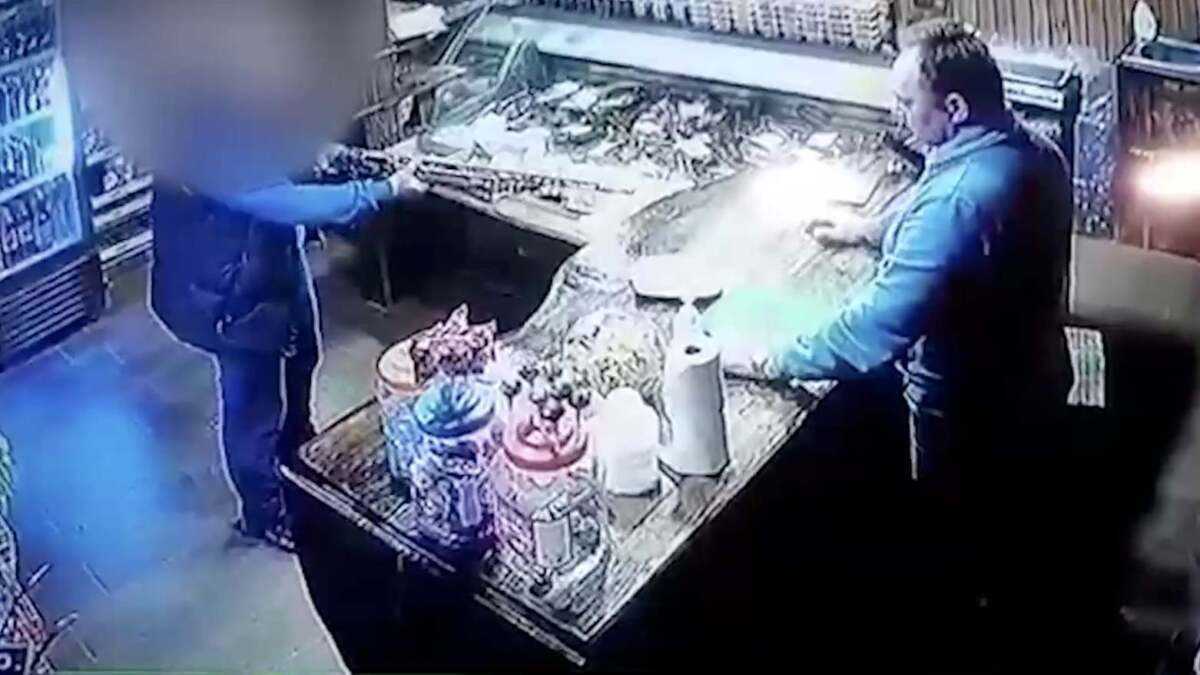 В Алматинской области вооруженный мужчина ворвался в магазин и требовал пива