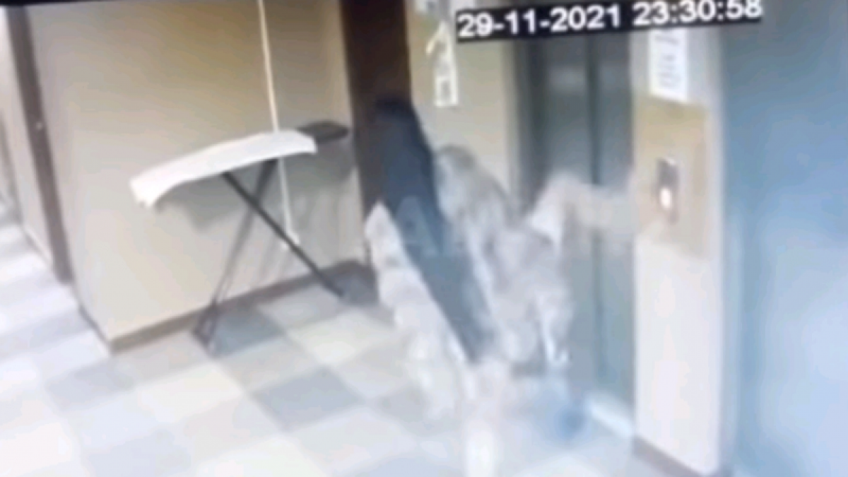 Оштрафована девушка, справившая нужду возле лифта в Актау