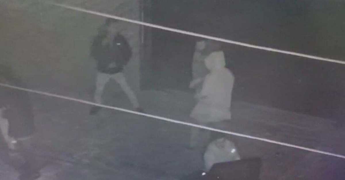 Драка около ночного клуба попала на видео в Атырау