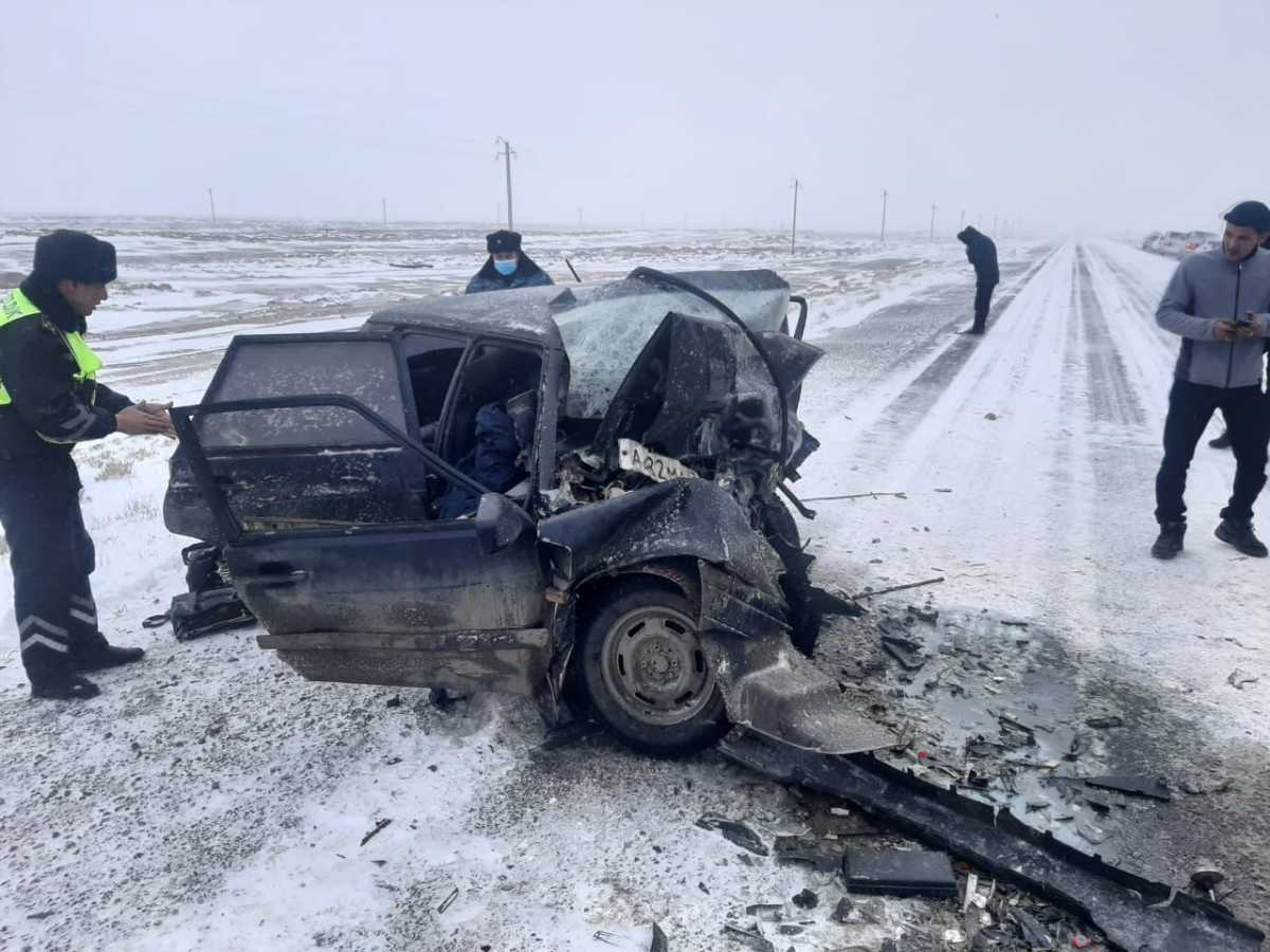 Водитель и четверо пассажиров погибли в ДТП в Атырауской области