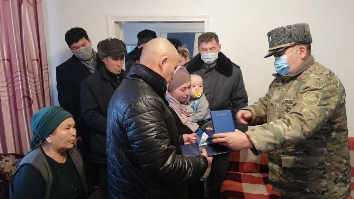 Семье погибшего военнослужащего Ғ. Смаилканова вручили награду