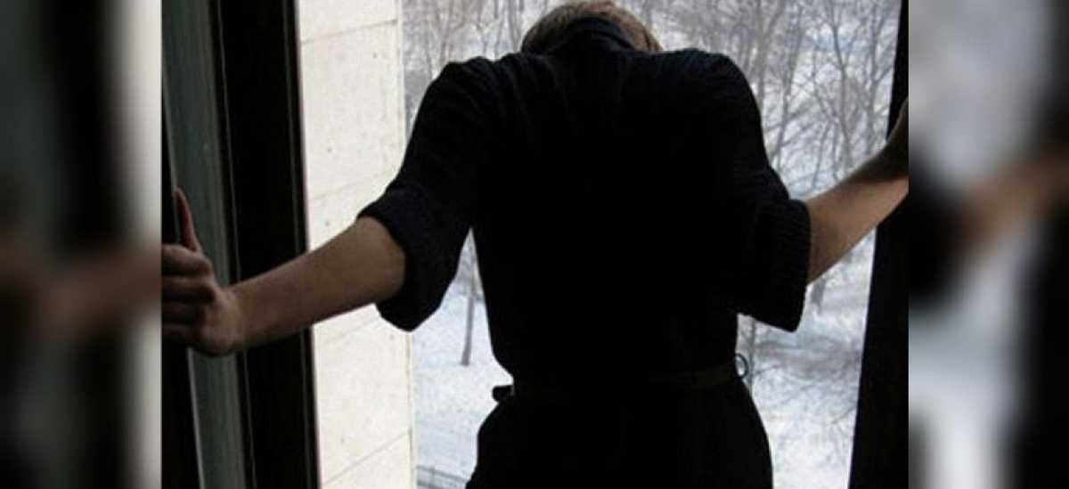 Женщина выбросилась из окна пятого этажа в ВКО