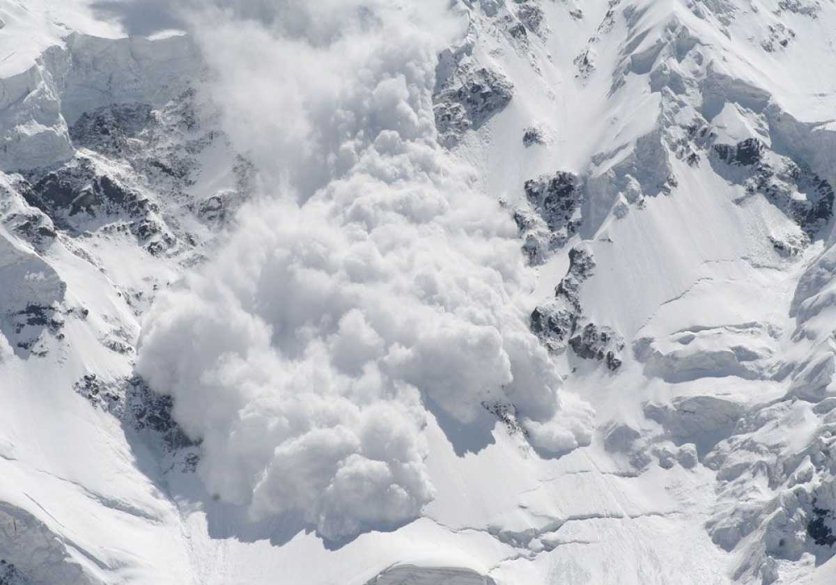 Спасатели предупредили об опасности схода лавин в горах Алматы