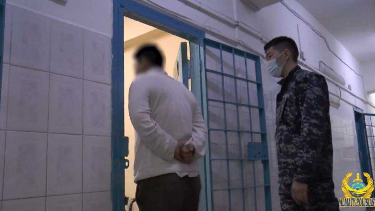 Задержаны мужчины, раздававшие оружие участникам беспорядков в Алматы