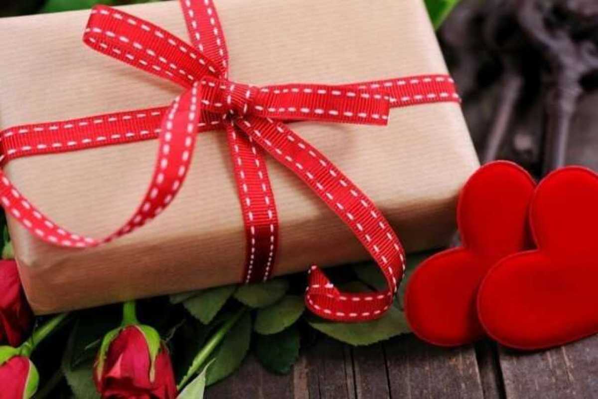 Подарки на валентинов день. Красивые подарки. 14 февраля фон. Подарки на день влюбленных. Подарки с днем любви.