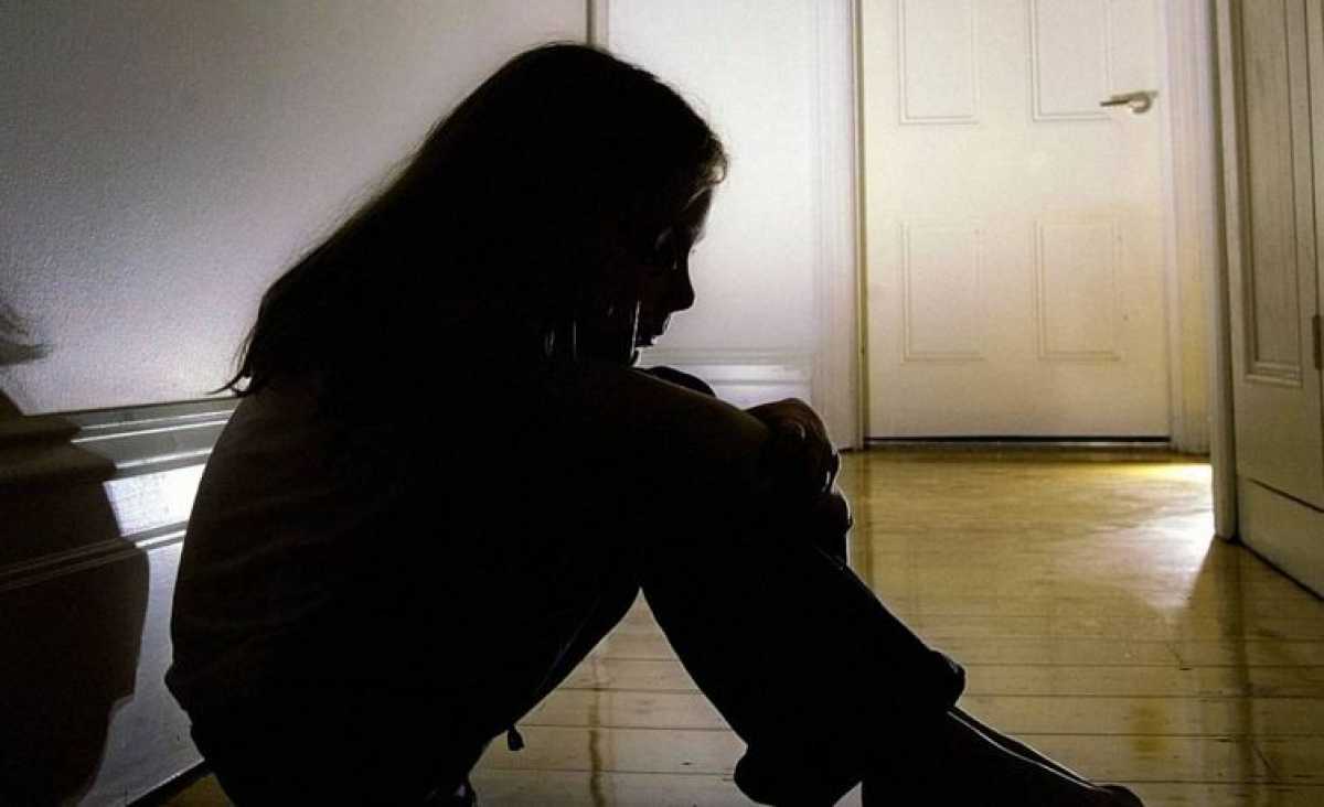 Босые девушки в цепях. Девушка в рабстве 10 лет. Женское рабство. Красивые девушки в рабстве. Джемайма уэст дом терпимости.