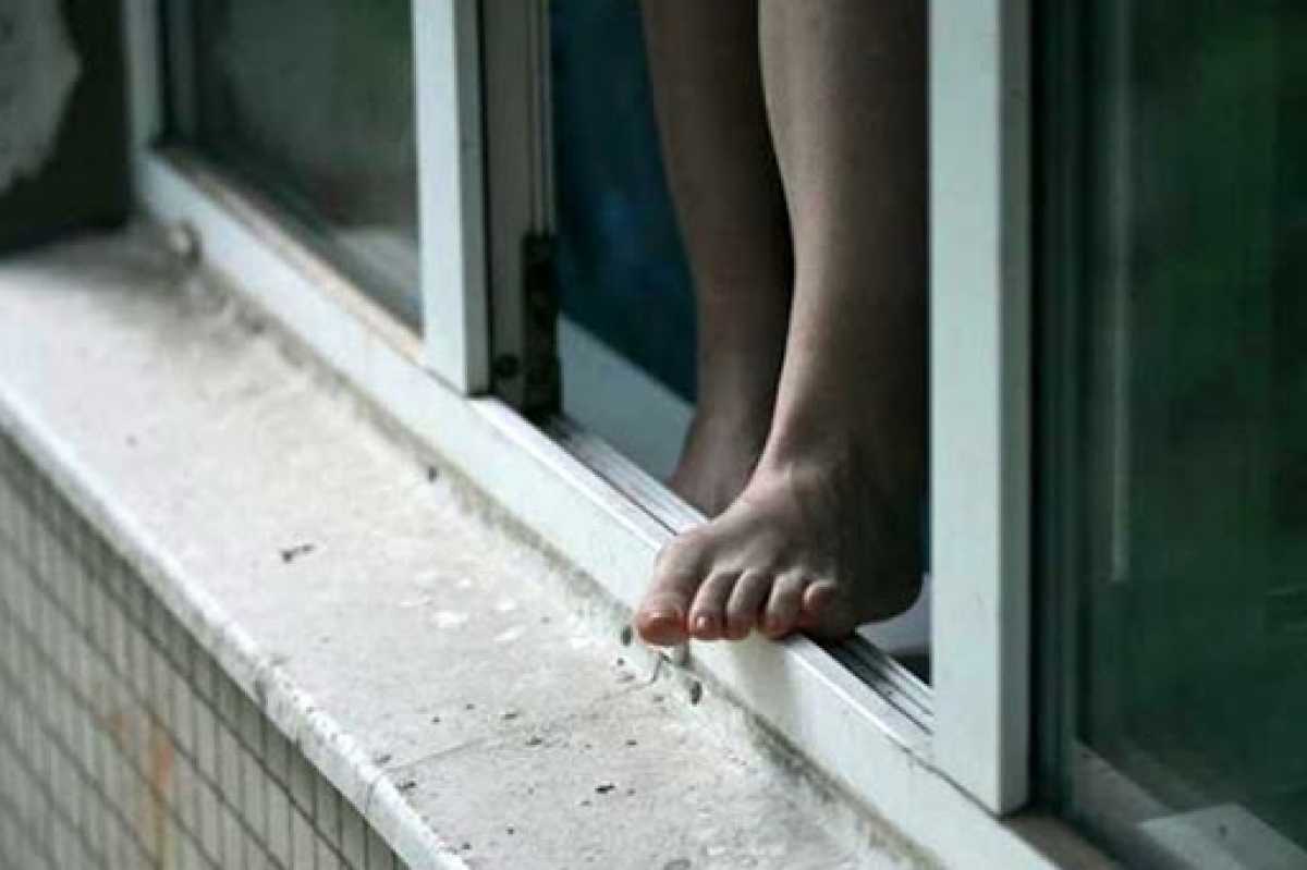 В Костанае из окна многоэтажного дома выпала женщина