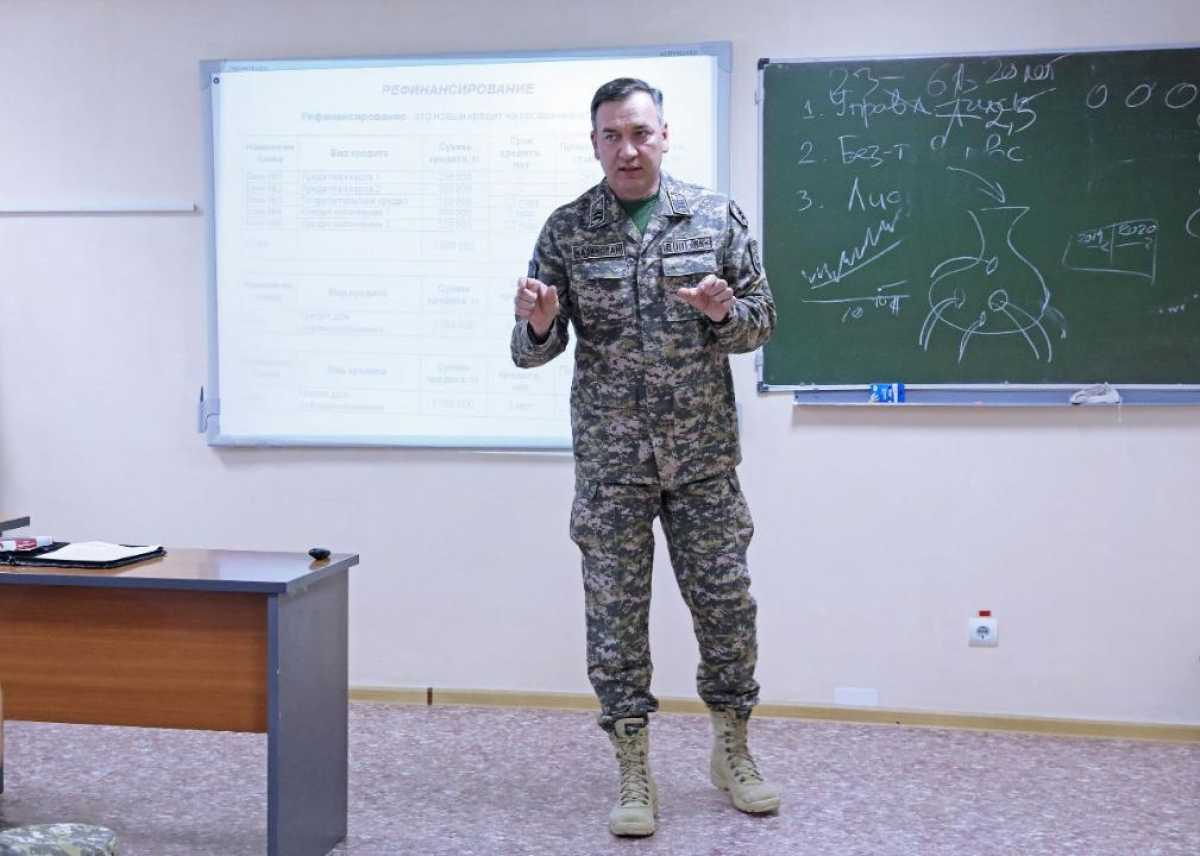 Сержанты казахстанской армии осваивают методы индивидуально-воспитательной работы