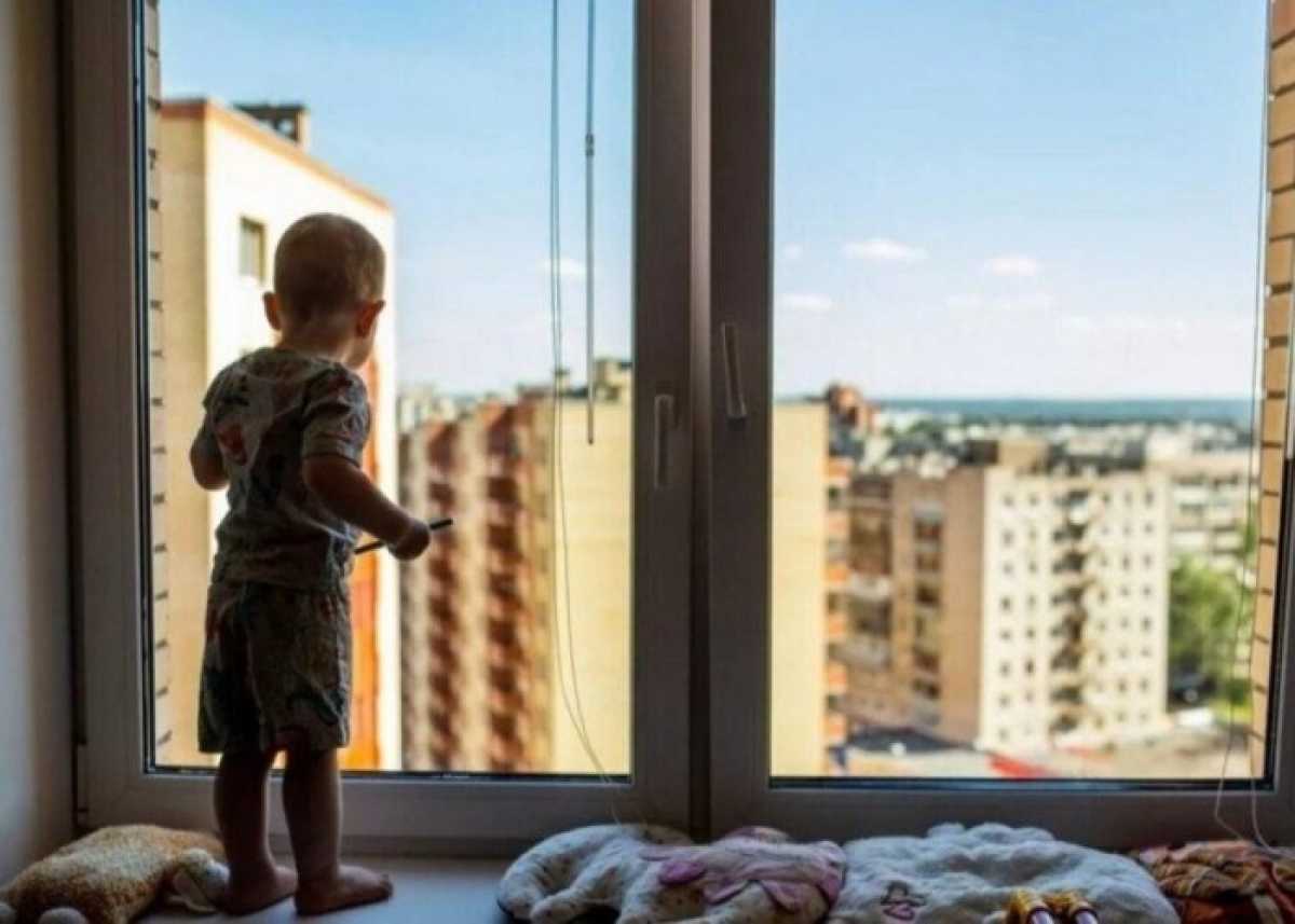 В Атырау из окна выпал 2-летний мальчик