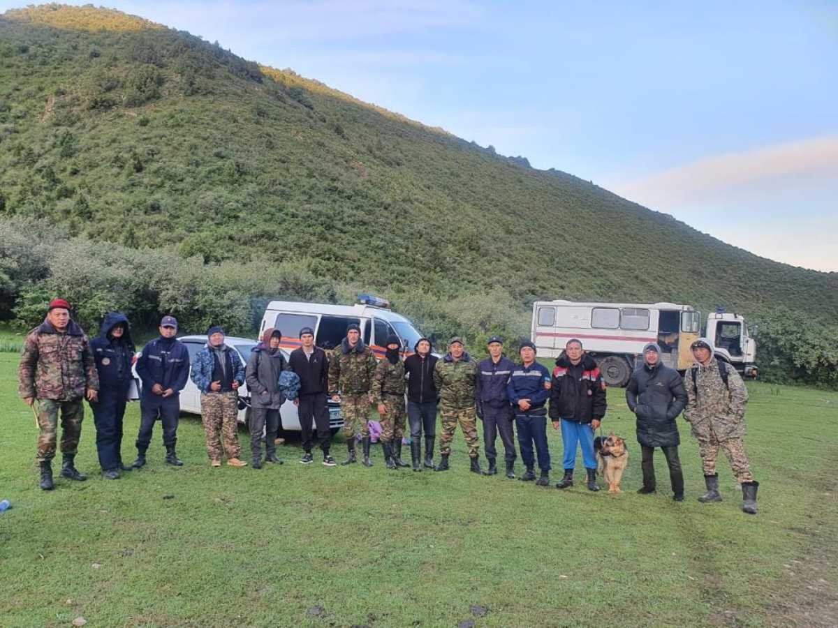 В Туркестанской области нашли 4 заблудившихся парней, отправившихся на отдых в горы