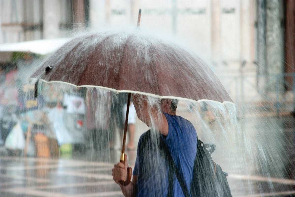 Сильные дожди, шквал, град, заморозки: прогноз погоды на выходные в Казахстане