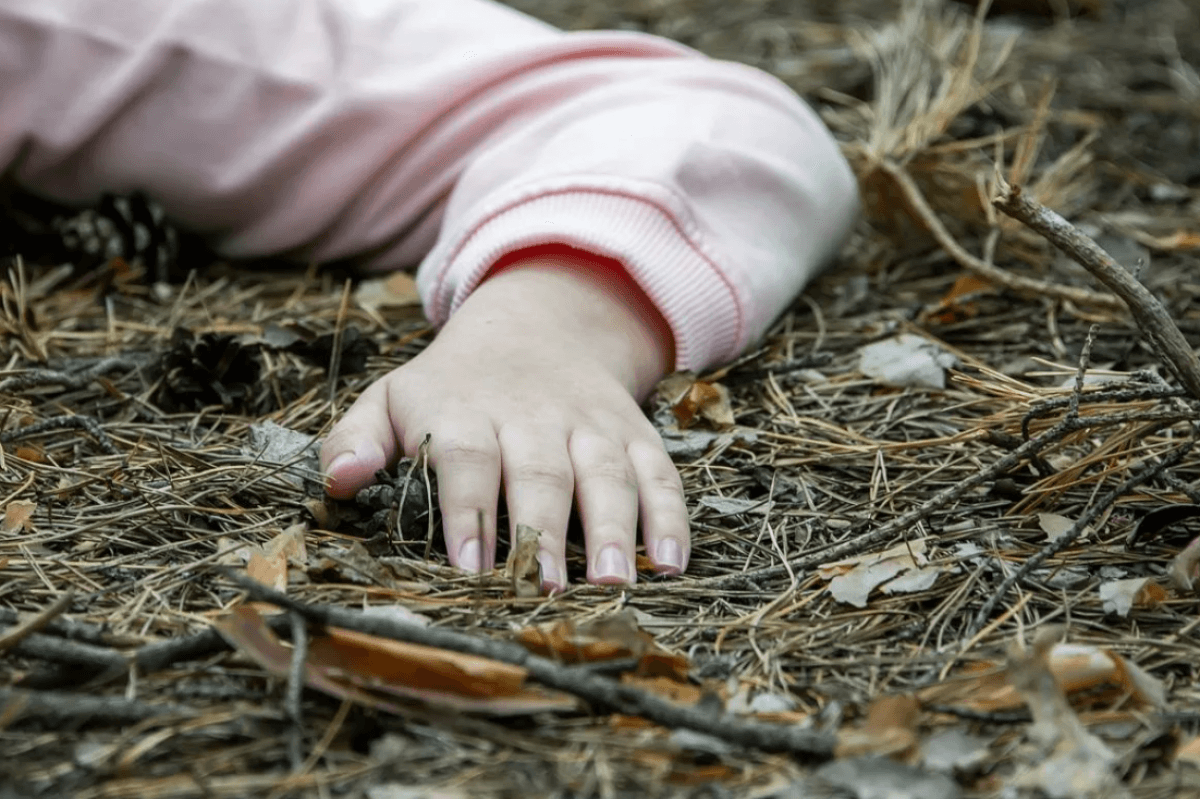 Разрушена насилием. Мертвая девочка в лесу.