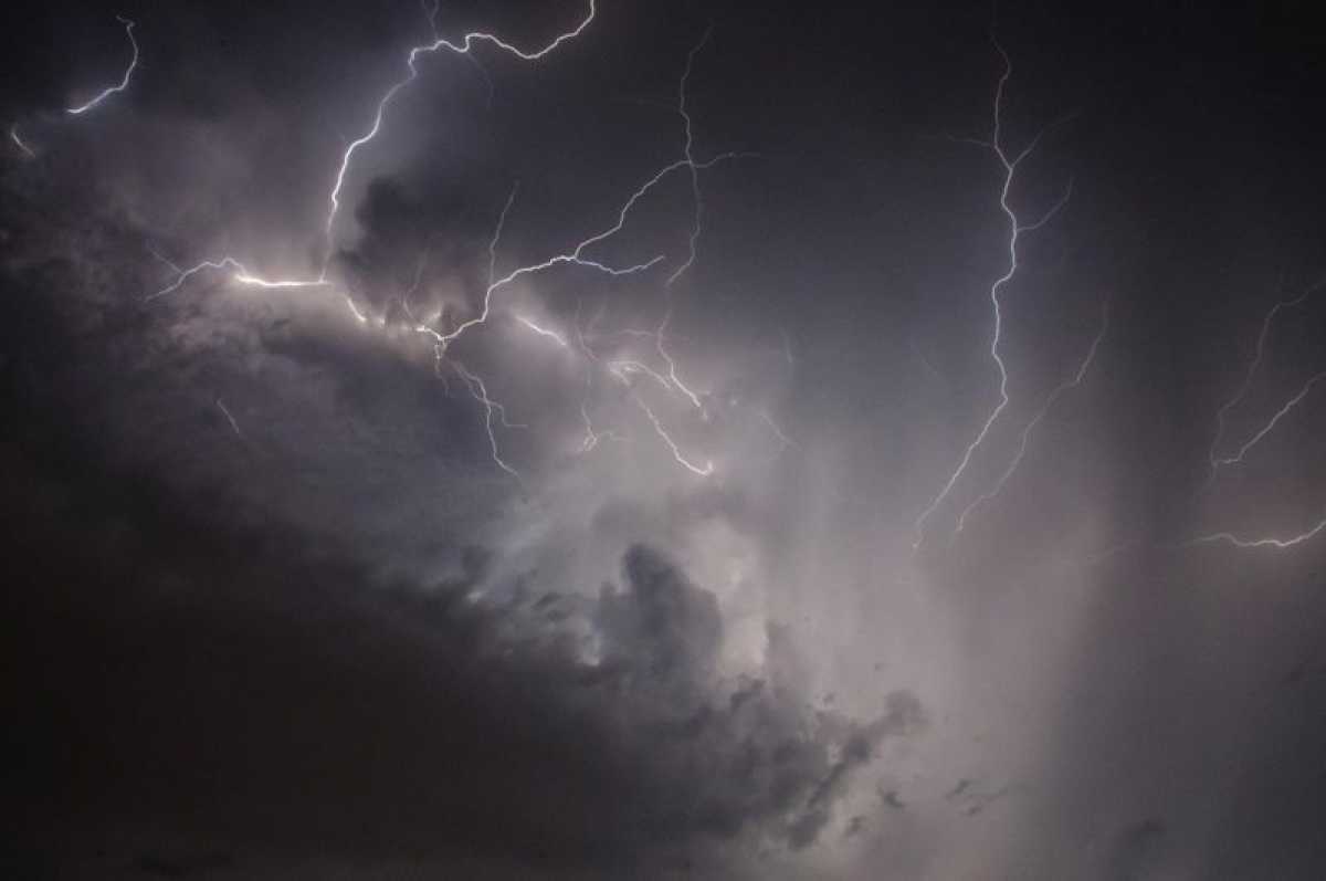 Сильные дожди, гроза, град, шквал: в 13 областях Казахстана объявлено штормовое предупреждение