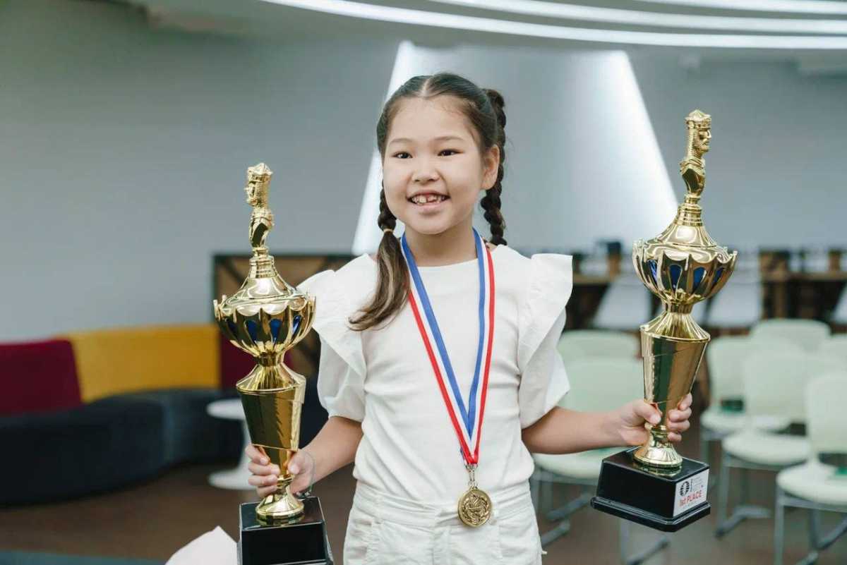 Токаев поздравил самую молодую чемпионку мира ФИДЕ по шахматам