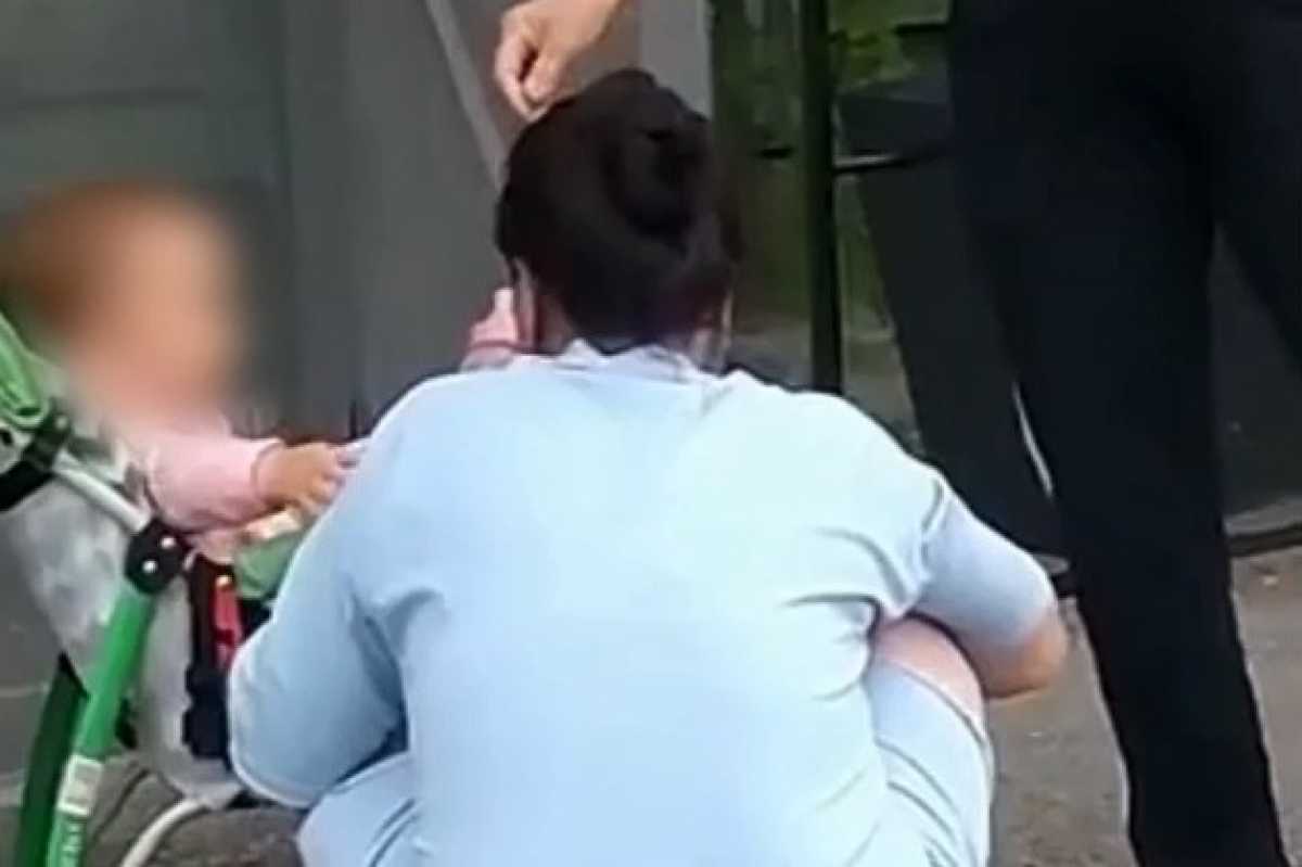 Женщина дала прикурить грудному ребенку