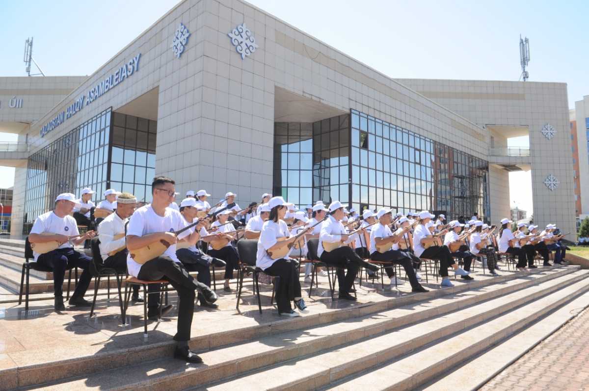 В Талдыкоргане провели челлендж в честь Национального дня домбры