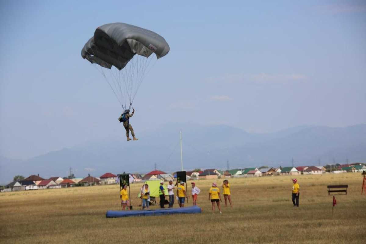 В Алматинской области стартовал чемпионат по парашютному спорту