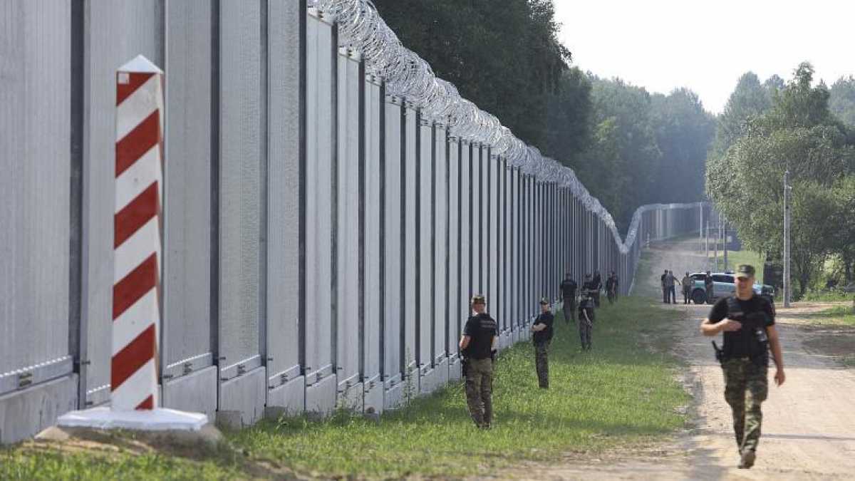 «Отделяет нас от мрачной диктатуры Лукашенко»: Польша отгородилась от Беларуси 5-метровым забором