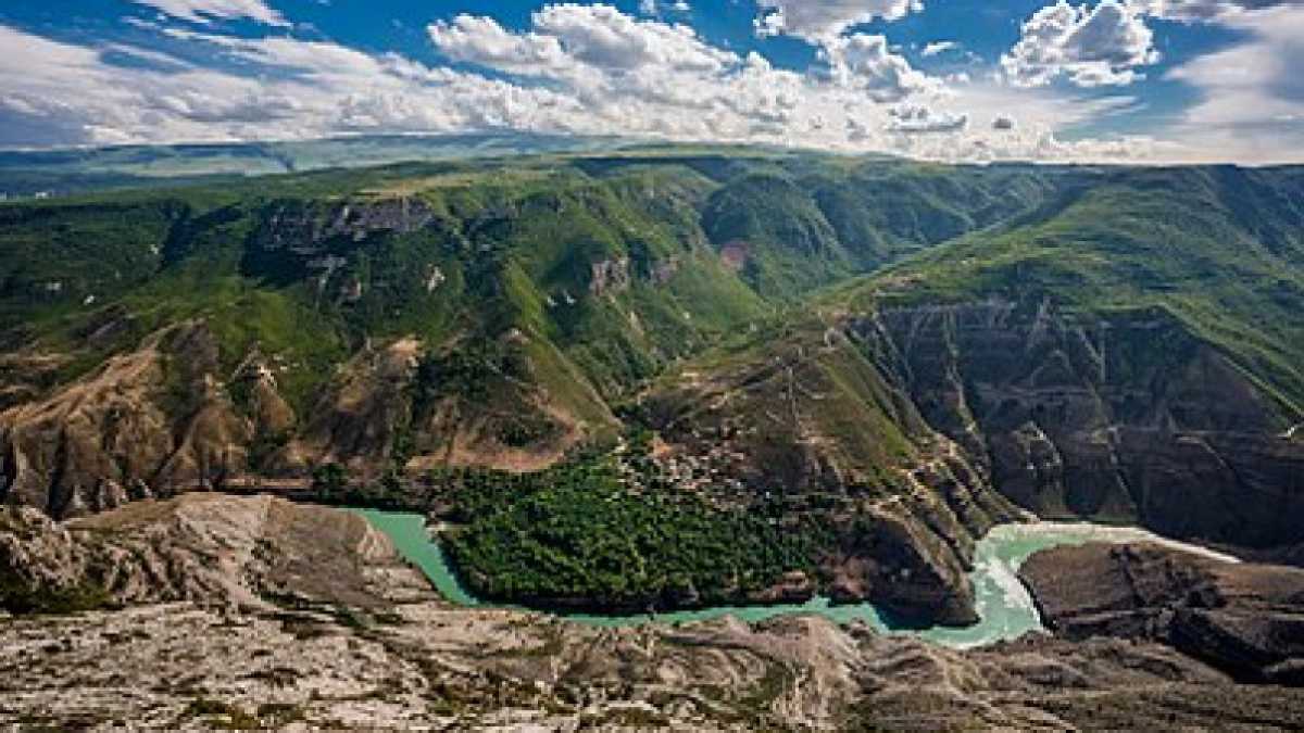 Автомобиль с туристами упал в ущелье в Дагестане