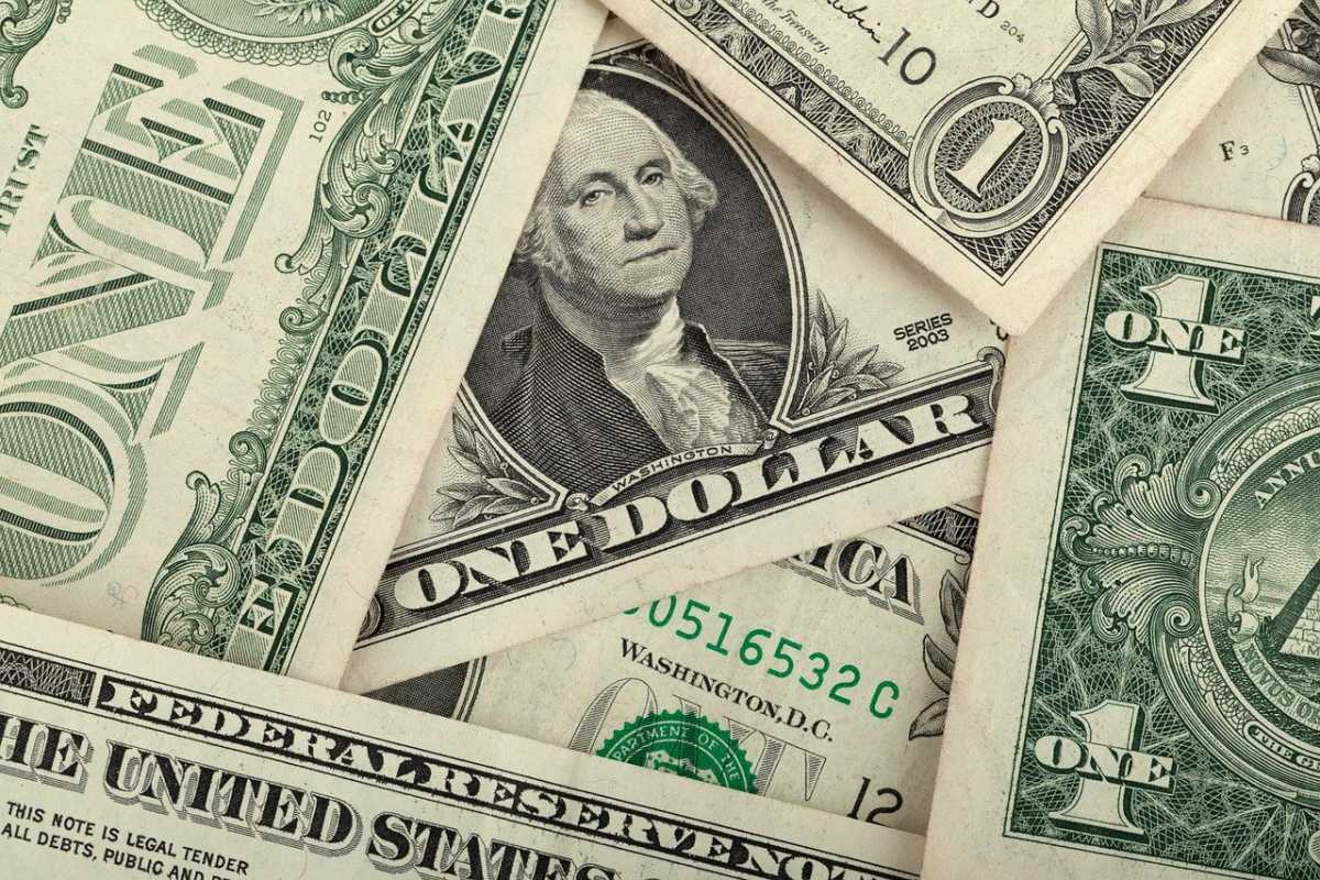 Курс доллара снизился почти на 8 тенге в Казахстане