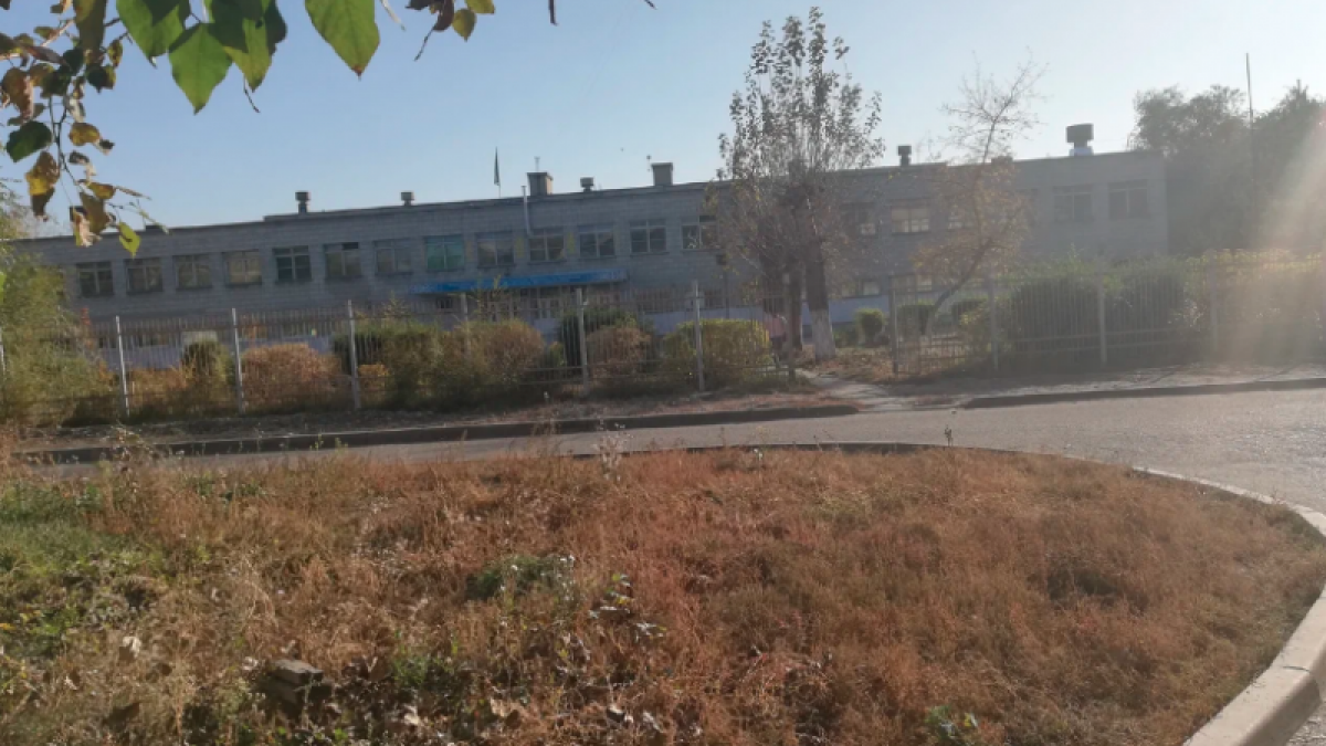 Полуголые педагоги развлекались с девушкой в школе Усть-Каменогорска