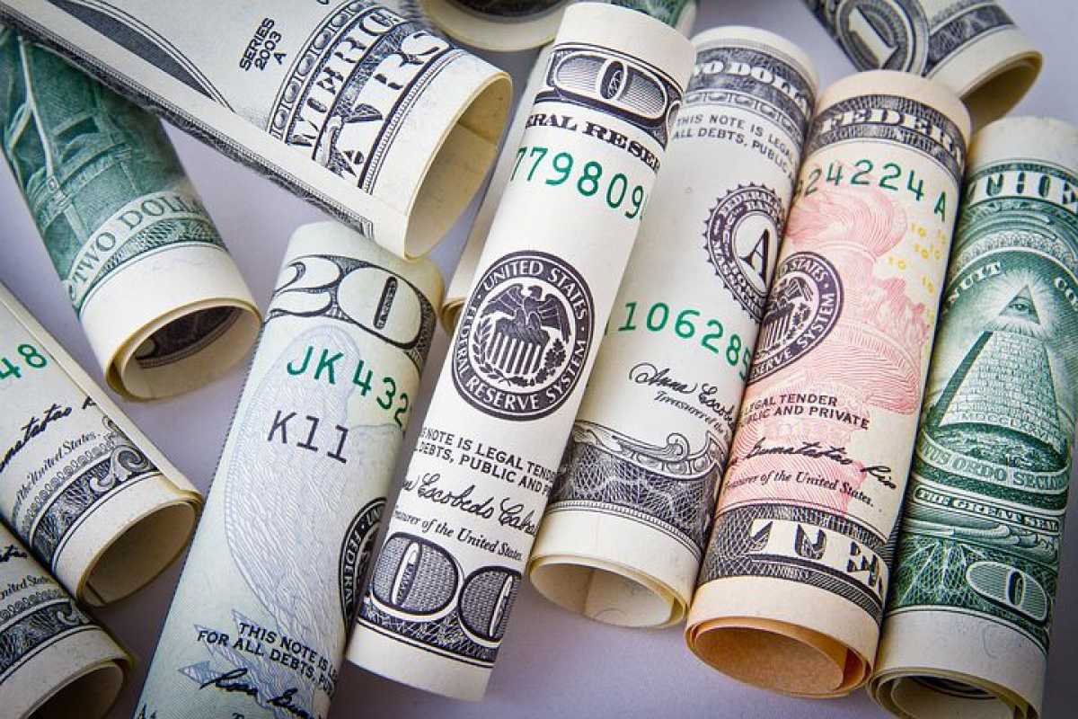 Почти на 2 тенге подешевел доллар в Казахстане