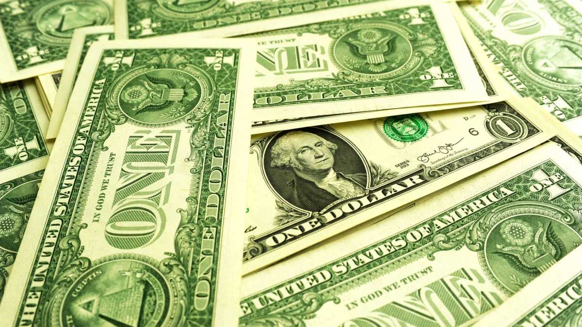 Доллар подешевел на торгах в Казахстане