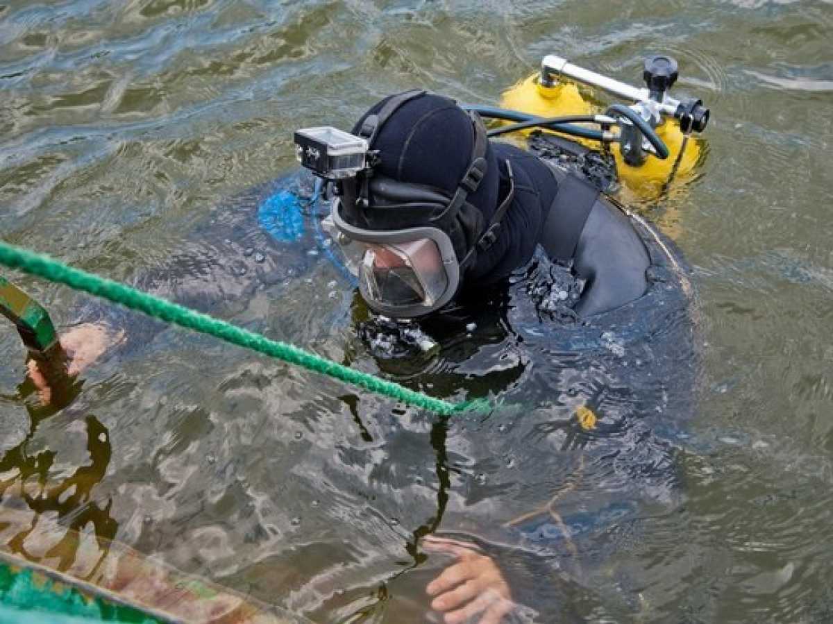 Водолазы из фонтейна вылавливают. Водолазы ищут затонувших людей.